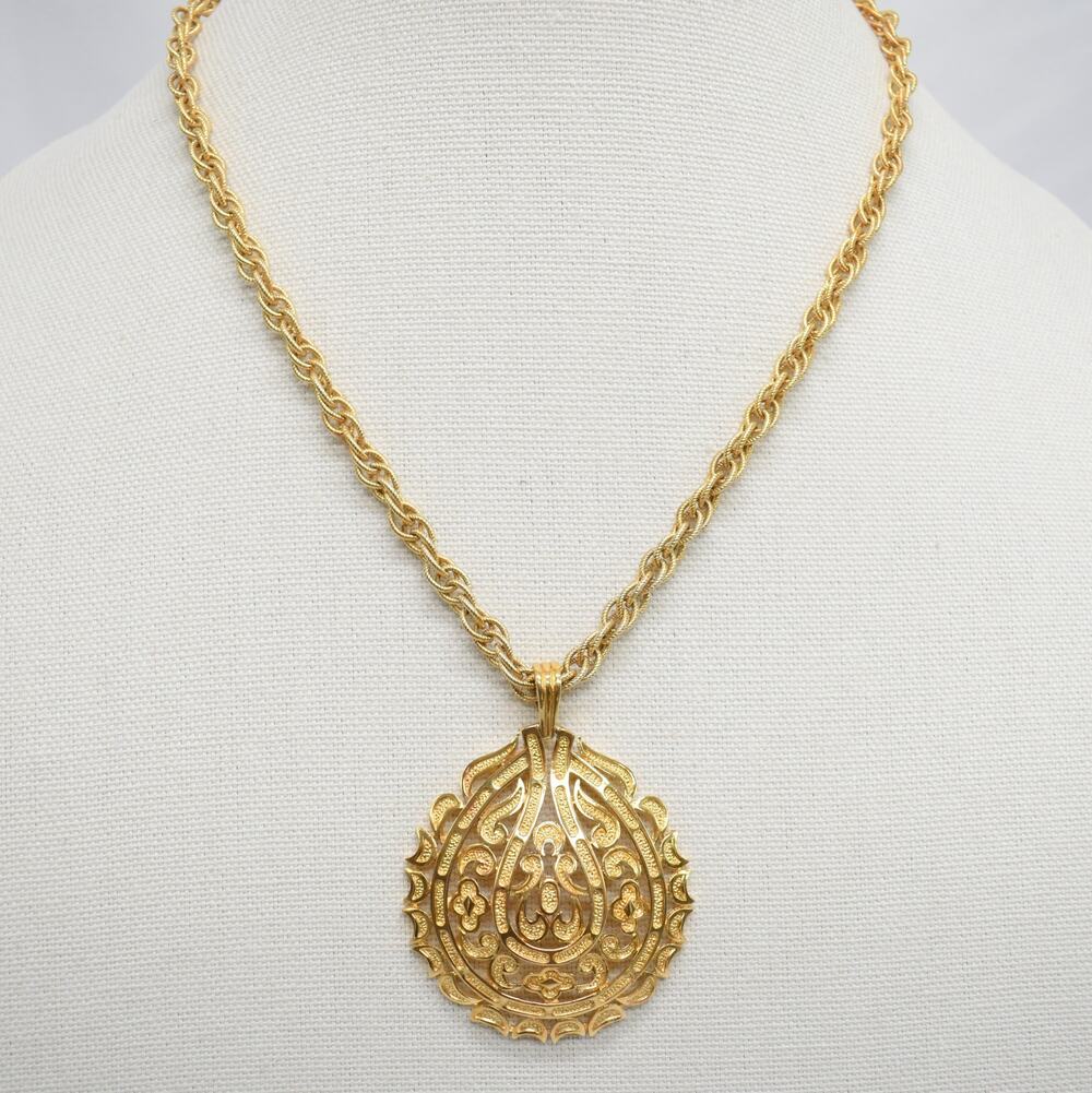VTG Crown Trifari Gold Pendant Round Medallion Necklace 20" Renaissance Medieval